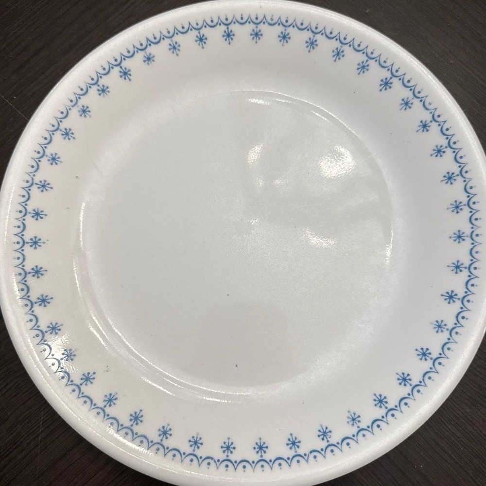 Corelle Livingware Snowflake‎ Blue Dinner Plate 8.5 Inch Vintage Corning White